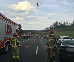 Zderzenie trzech aut na S7 pod Rychnowem. Na miejsce wezwano śmigłowiec LPR