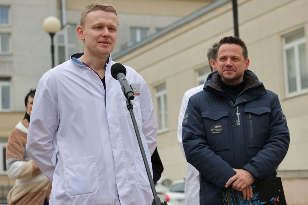 Warszawa zatrudnia medyków z Ukrainy. Konferencja Rafała Trzaskowskiego pod Szpitalem Bielańskim.