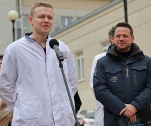 Warszawa zatrudnia medyków z Ukrainy. Konferencja Rafała Trzaskowskiego pod Szpitalem Bielańskim.
