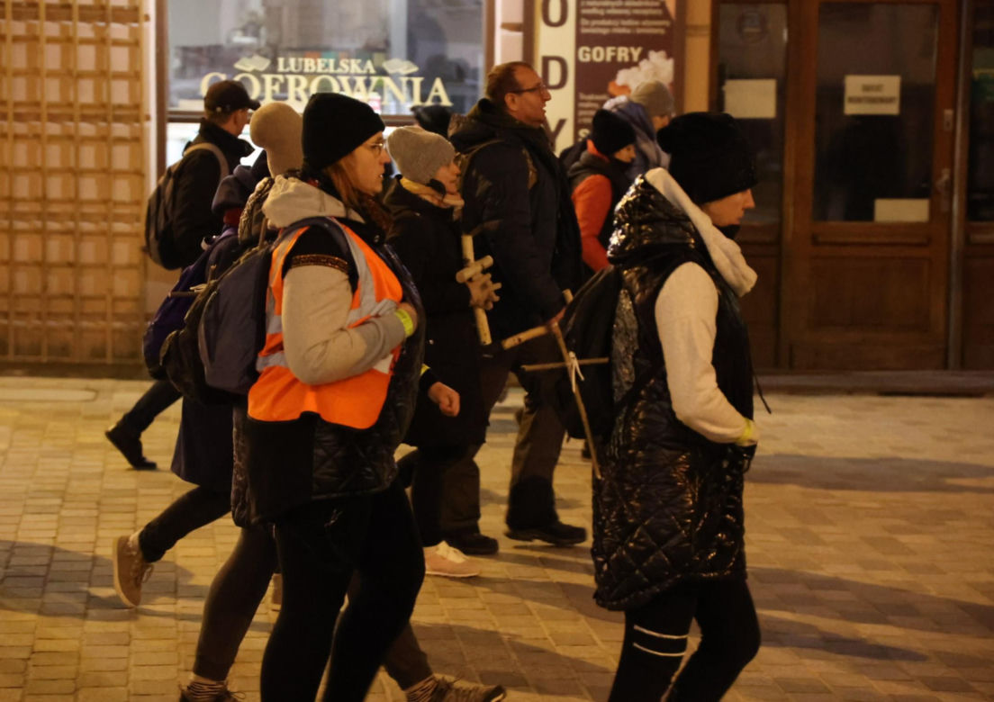 Kilka tysięcy osób w piątkowy wieczór wyruszyło z Lublina w 10. Ekstremalną Drogę Krzyżową