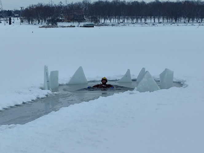 Jak uratować człowieka, gdy załamie się pod nim lód? Strażacy ćwiczyli różne scenariusze