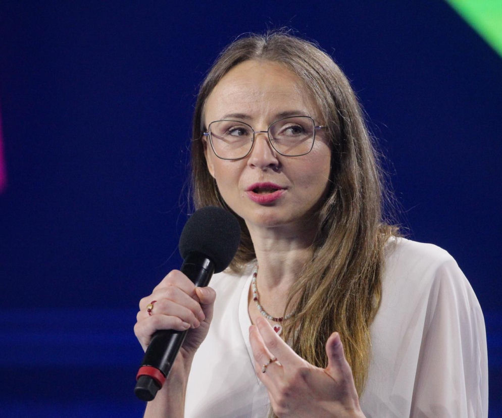 Ministra Agnieszka Dziemianowicz-Bąk mówi do mikrofonu. O ochronie kurierów przeczytasz na SE Superbiz.