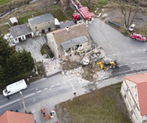 Ciężarówka wjechała w budynek
