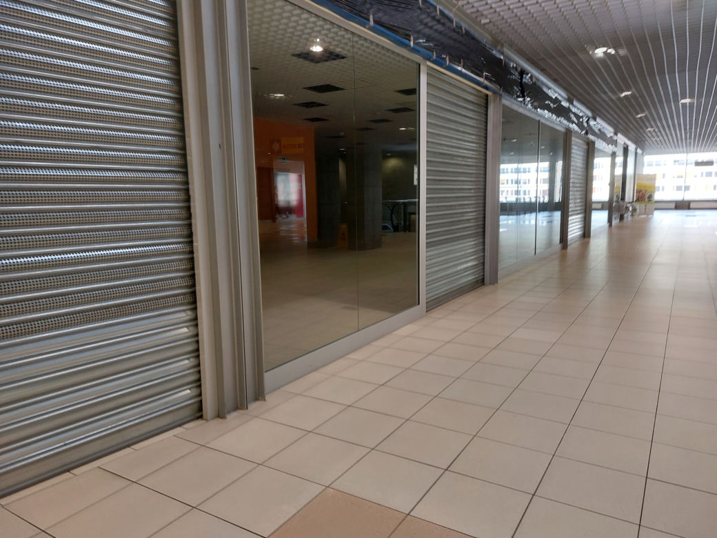 Centrum handlowe Belg straszy pustkami. Ostatni sprzedawcy i garstka klientów