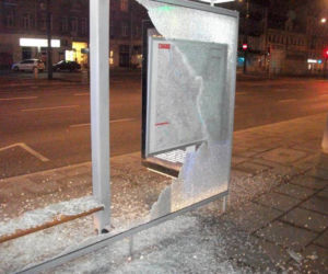 Zdemolowana wiata przystankowa na Targowej