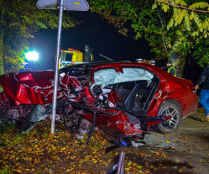 Mercedes Klasy E uderzył w drzewo, nie żyje kierowca