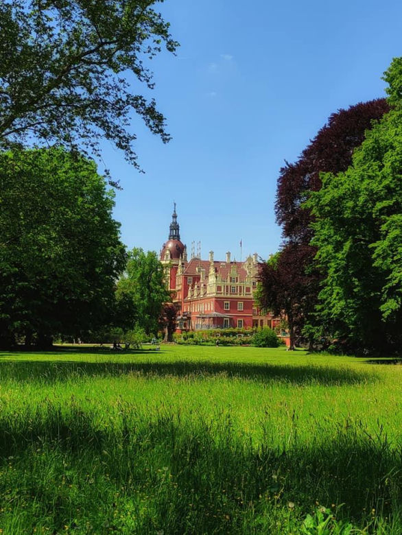 Przepiękne miejsce z odznaczeniem UNESCO blisko granicy polsko-niemieckiej. Zobaczcie jak wygląda Park w Mużakowie