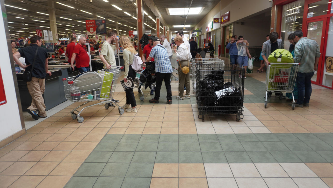 Tajemnicze wózki w Auchan w Olsztynie. Sprawdziliśmy, co było w środku. Zobacz zdjęcia!