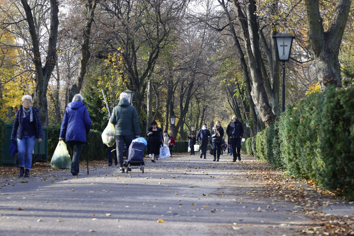 Armagedon pod cmentarzami. Tłumy odwiedzają groby bliskich 