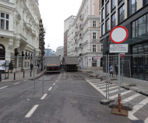 Armagedon w centrum Warszawy. Auta w kolejce do wypisania mandatów! Rozkopują pl. Pięciu Rogów