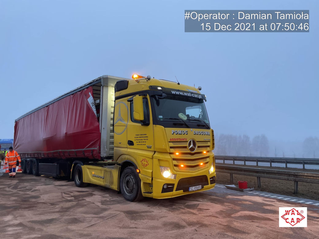 Dwie ciężarówki zderzyły się we mgle na autostradzie A1. Droga zablokowana