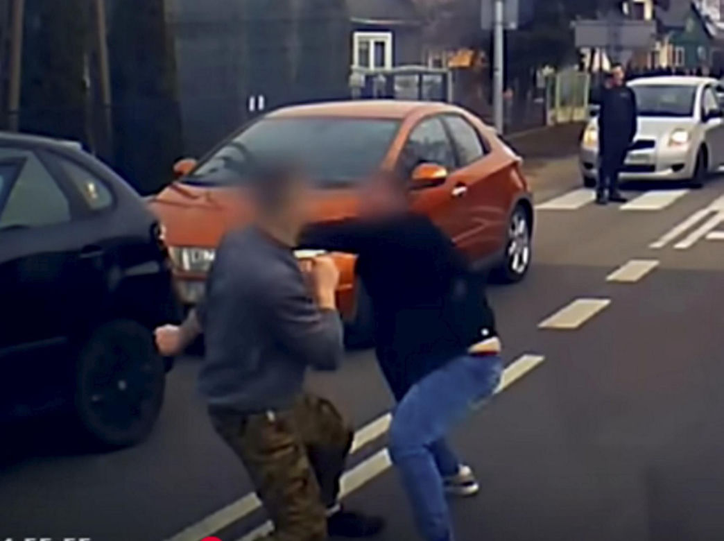 Do sieci trafiło szokujące nagranie. Brutalna bójka kierowców. Przez kilka minut kopali się na oczach świadków