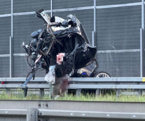 Tragiczny wypadek w Ząbkach. Nie żyje jeden z mężczyzn podróżujących Audi