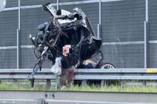 Tragiczny wypadek w Ząbkach. Nie żyje jeden z mężczyzn podróżujących Audi