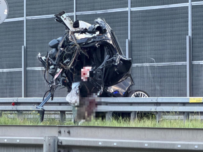 Tragiczny wypadek w Ząbkach. Nie żyje jeden z mężczyzn podróżujących Audi