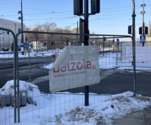 Tramwaj wzdłuż ul. Rakowieckiej w Warszawie w styczniu 2026