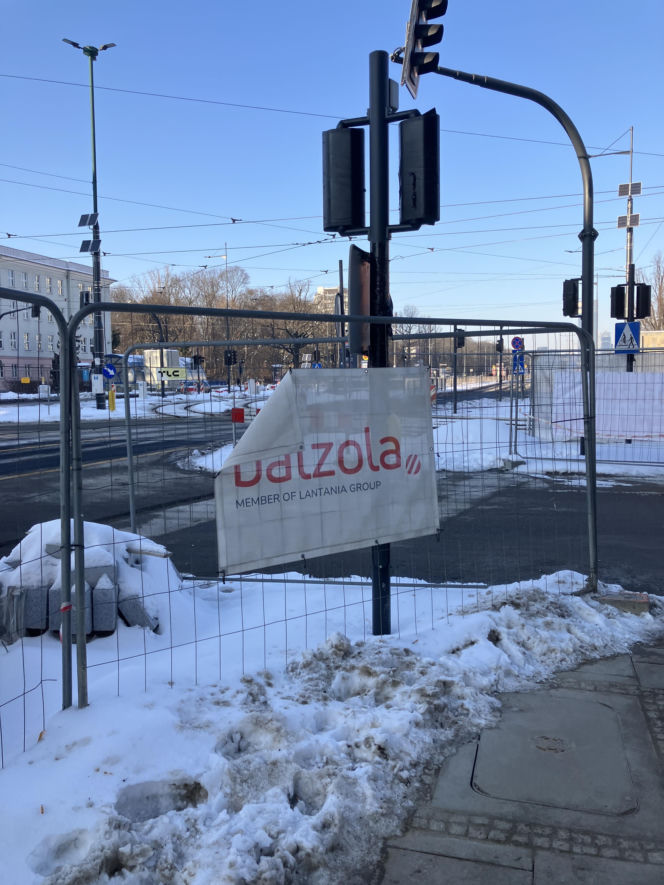 Tramwaj wzdłuż ul. Rakowieckiej w Warszawie w styczniu 2026