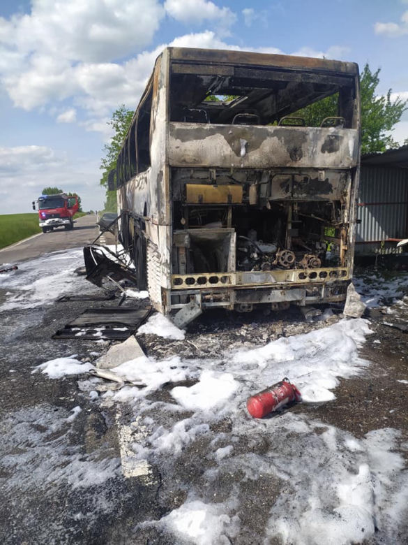 Szkolny autokar stanął w płomieniach. Podróżowały w nim dzieci. Zobacz
