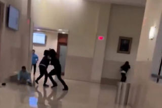 Ojciec rzucił się w sądzie na zabójcę dziecka. Nie miał litości