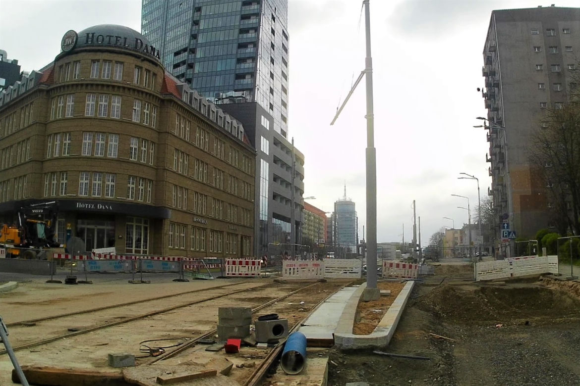 Słupy utrudniają życie pieszym na al. Wyzwolenia