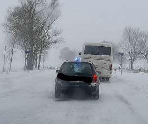 Trudne warunki na drogach w Podlaskiem. Pierwsze utrudnienia i wypadki [ZDJĘCIA]