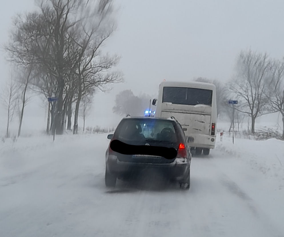 Trudne warunki na drogach w Podlaskiem. Pierwsze utrudnienia i wypadki [ZDJĘCIA]