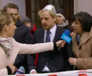 O mnie się nie martw 2 sezon odc. 13. Krzysiek (Paweł Domagała), Irenka (Hanna Śleszyńska)