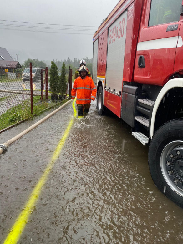 Ogromny deszcz zalał Zakopiankę! Trasa była nieprzejezdna w poniedziałek, 1 lipca [ZDJĘCIA].