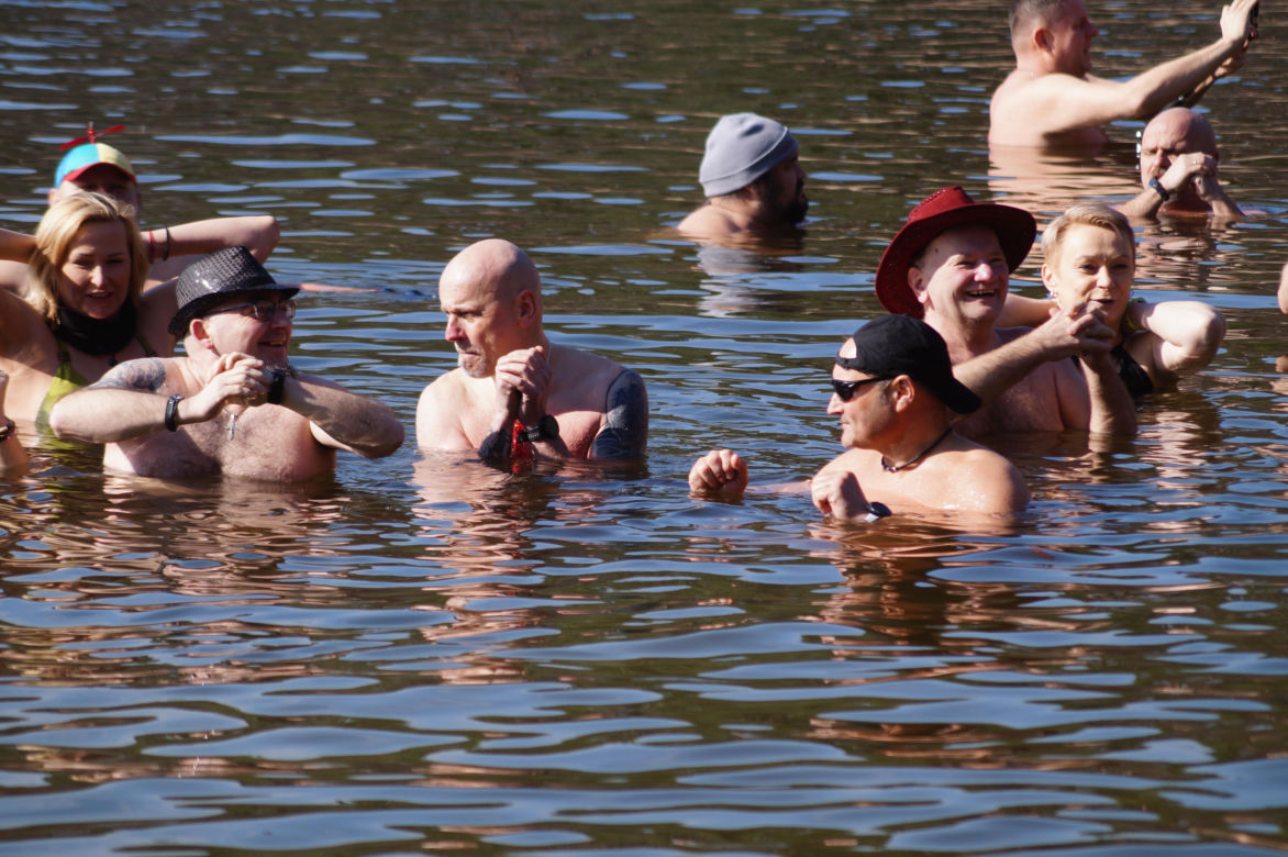 Wyjątkowe morsowanie pod Bydgoszczą! Tak świętowano Dzień Kobiet