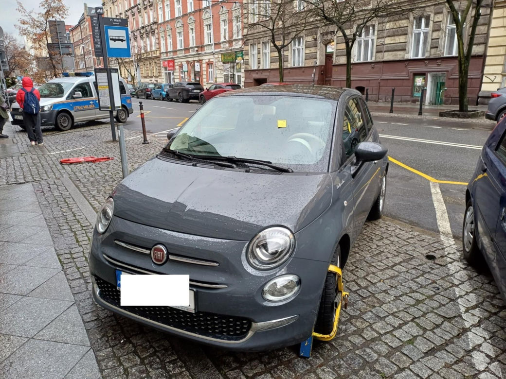 Tak parkują "miszczowie parkowania" z Katowic. Strażnicy miejscy rozkładają ręce 