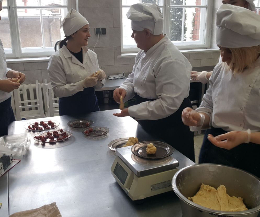 Tłusty czwartek w ZSGH w Grudziądzu. Uczniowie smażyli pączki i faworki