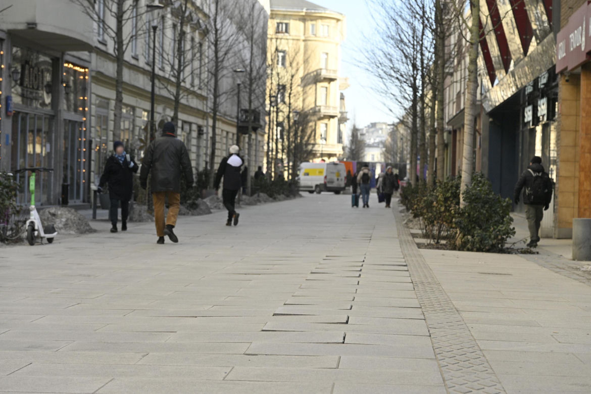 Deptak w centrum Warszawy za miliony w ruinie? Urzędnicy uspokajają, a internauci grzmią!