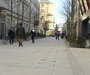 Deptak w centrum Warszawy za miliony w ruinie? Urzędnicy uspokajają, a internauci grzmią!