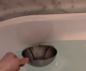 Koszmar Kasi Tusk jak z horroru! Poszła do łazienki, musiała użyć durszlaka