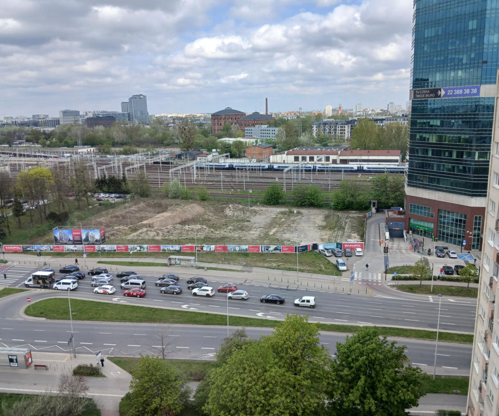 Działka Aleje 138 między torami a ruchliwą ulicą w Warszawie. O nowej inwestycji przeczytasz w serwisie Architektura.