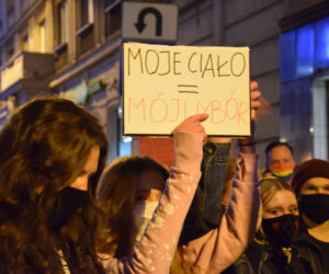 Protest kobiet w Katowicach. Tłumy strajkują przeciwko zakazowi aborcji