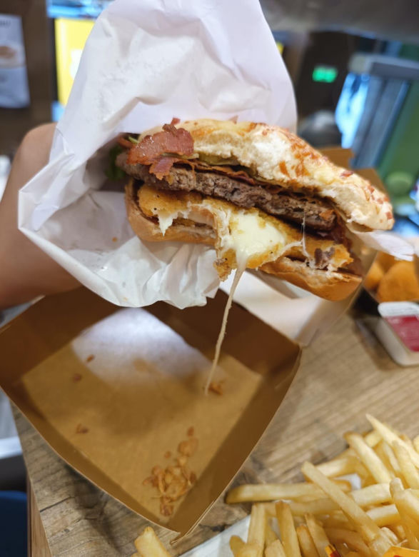 Zjadłam Burgera Drwala w Polsce i w Czechach. U nas królują kurki. A tam? Tego się nie spodziewaliście!