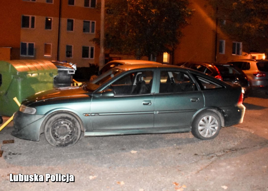 Uderzył w dwa auta i poszedł po piwo