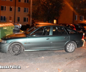 Uderzył w dwa auta i poszedł po piwo