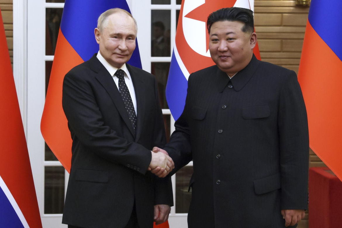 Putin w objęciach Kim Dzong Una! "Przyjacielska pogawędka"