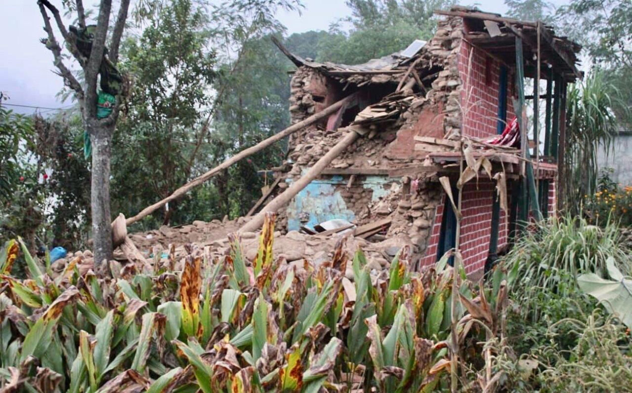 Trzesięnie ziemi w Nepalu. Policja: Ponad 100 ofiar śmiertelnych, setki rannych [ZDJĘCIA]
