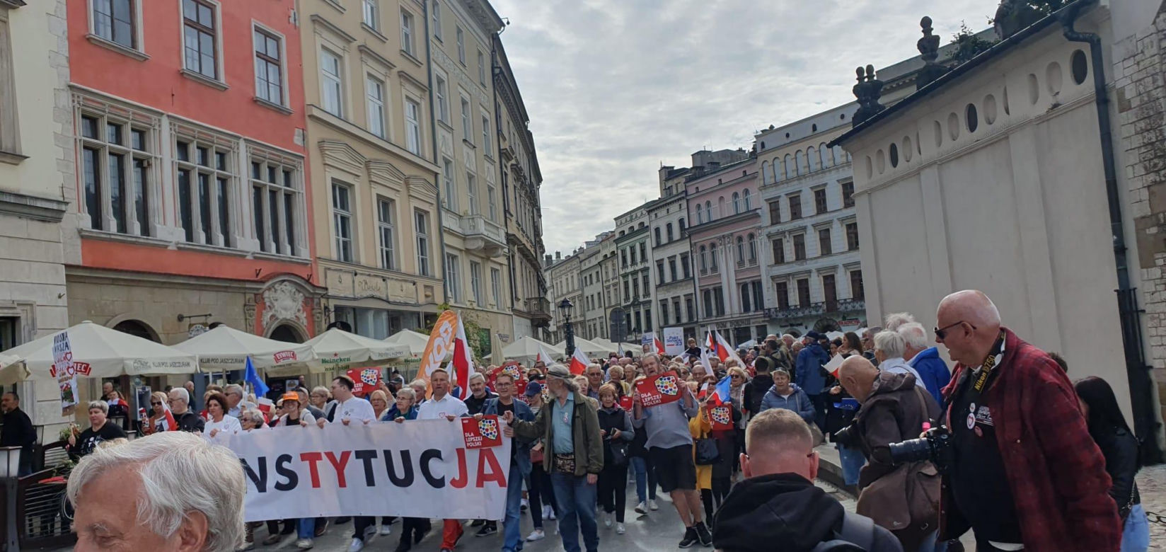 Przez Kraków przeszedł marsz solidaryzujący z warszawskim Marszem Miliona Serc