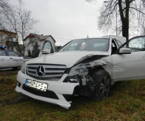 Mercedes Roberta N. rozbity podczas ucieczki przed policją