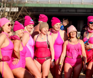 Katowice zalała fala różu! Zobacz niesamowitą akcję morsów na Trzech Stawach