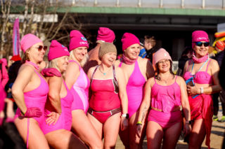 Katowice zalała fala różu! Zobacz niesamowitą akcję morsów na Trzech Stawach