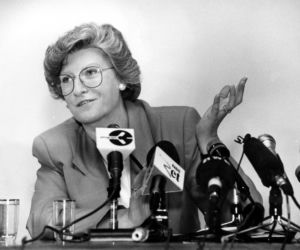 Była pierwszą kobietą na stanowisku premiera III RP. Już po roku złożyła dymisję