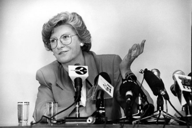 Była pierwszą kobietą na stanowisku premiera III RP. Już po roku złożyła dymisję