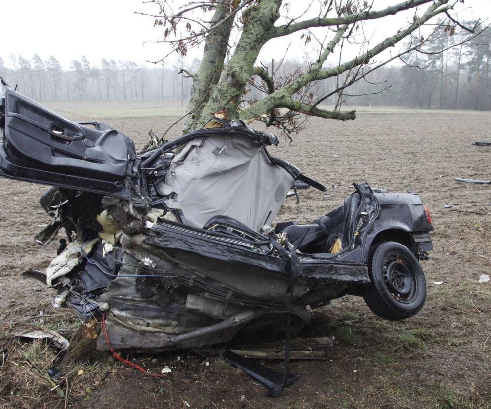 Przerażający wypadek młodego kierowcy BMW. Z auta zostały tylko resztki! - WIDEO