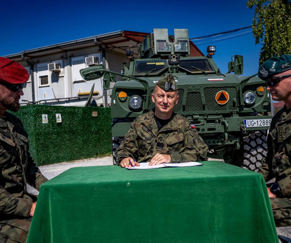 Generał Nowak przy stole w Kosowie podczas przekazania dowodzenia w PKW KFOR. Więcej przeczytasz na SE Portal Obronny.