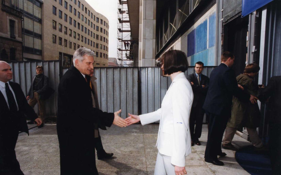 Ewa P. Porębska wita Premiera RP Jerzego Buzka pod gmachem warszawskiego Centrum Giełdowego przed ceremonią rozstrzygnięcia konkursu - budynek będący w trakcie budowy udostępniono dla celów Gali